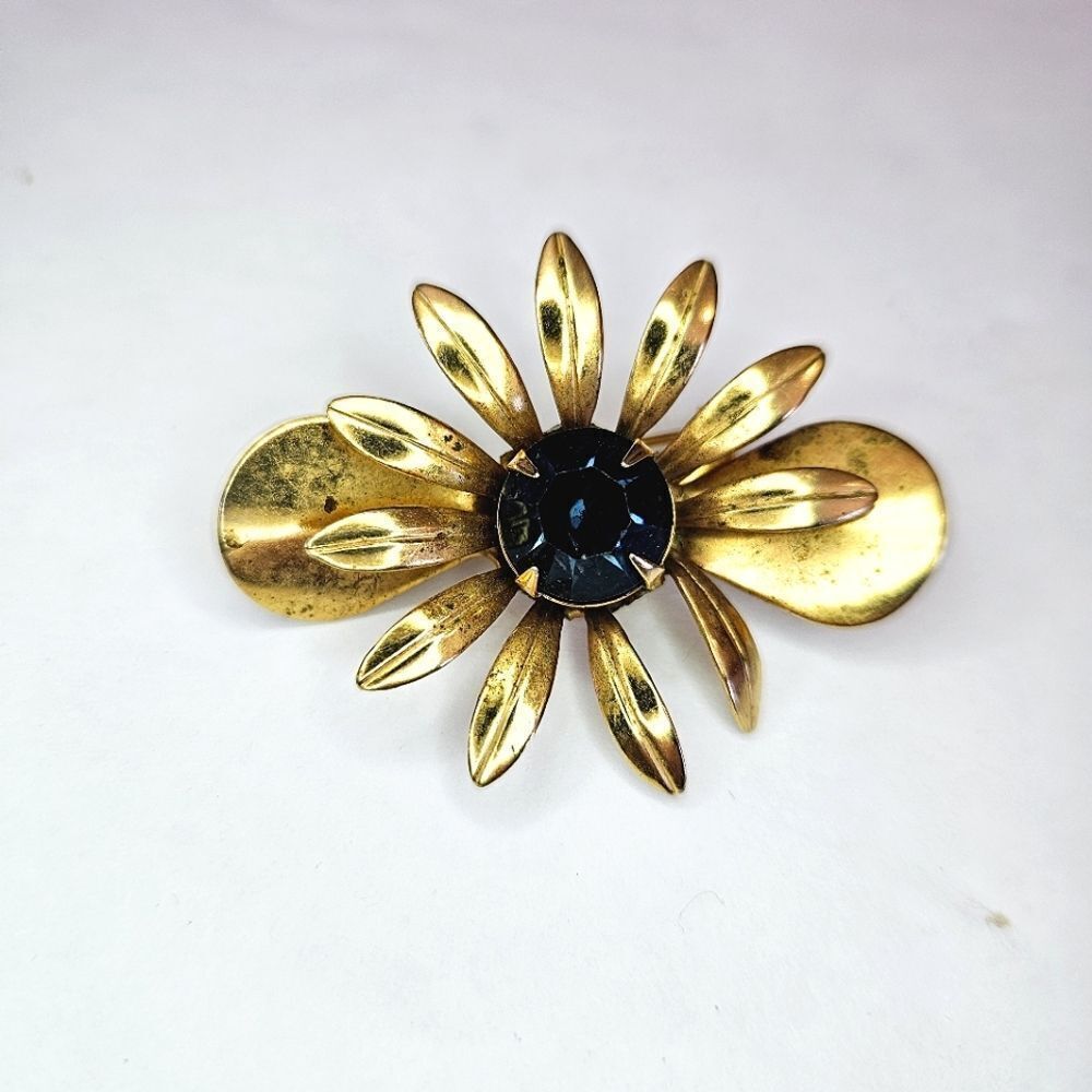 Vintage Sapphire Round Prong Set Rhinestone Gold Tone Floral Daisy Brooch Pin